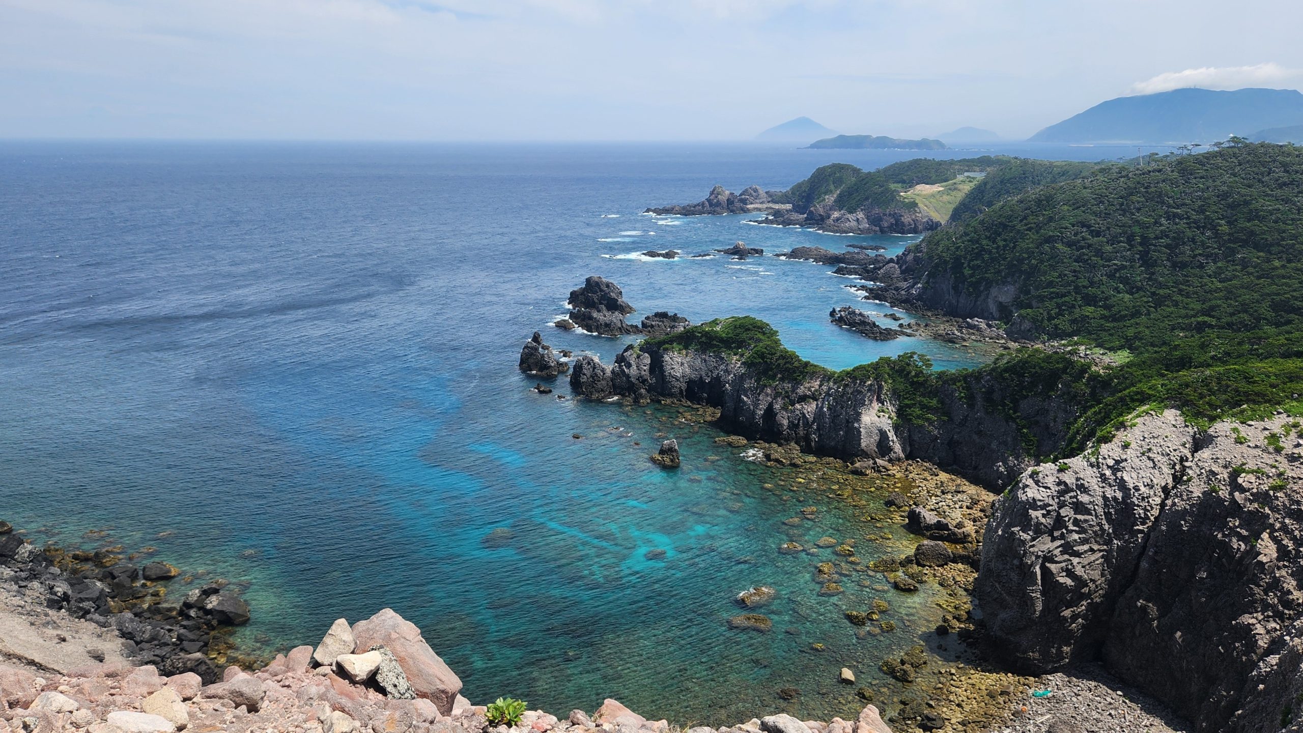 多様な自然景観が詰まった「洋上の箱庭」式根島アドベンチャー 3日間