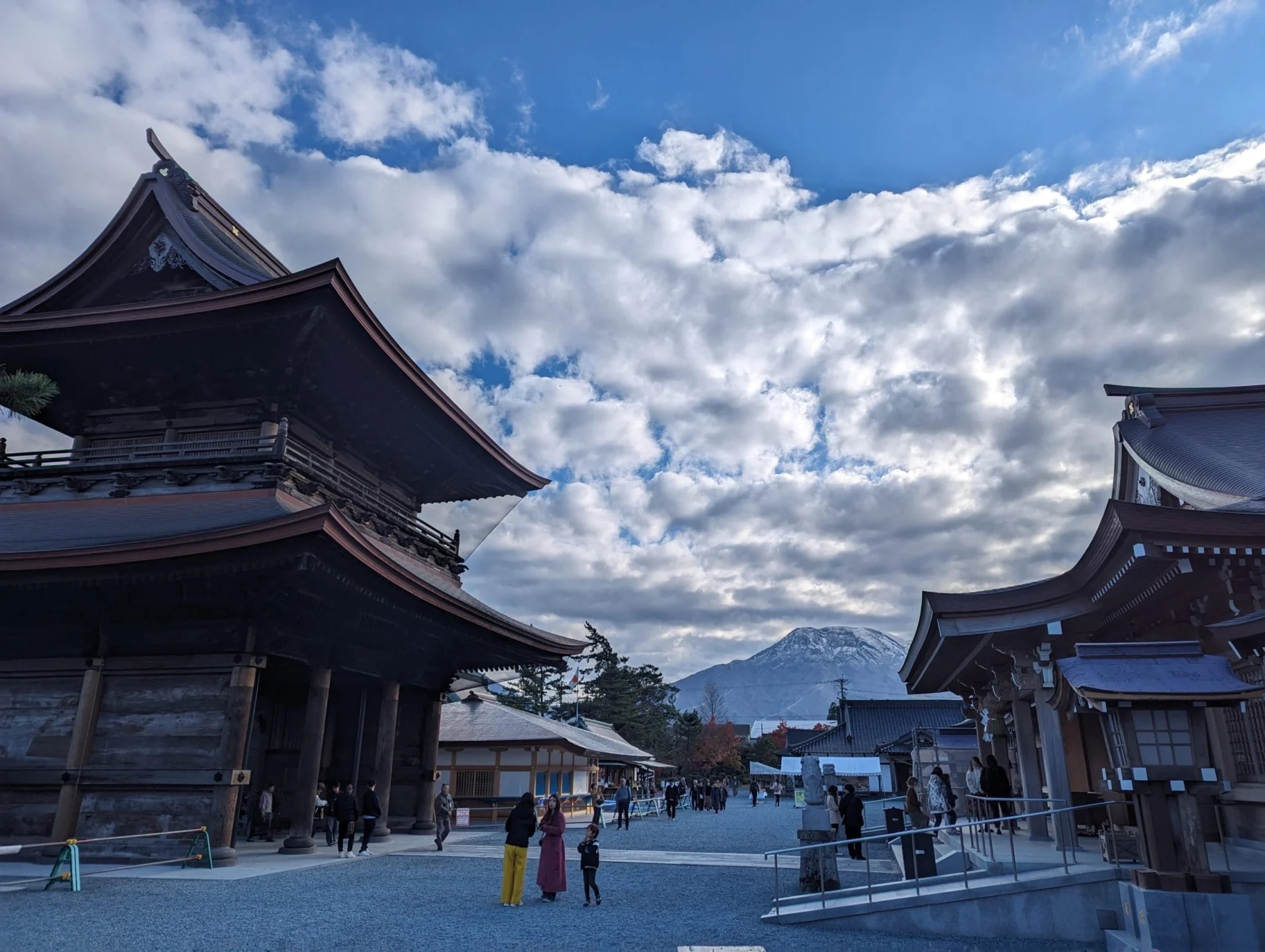 阿蘇の黄昏 阿蘇の魅力：火によって形作られた神秘の風景を訪ねる