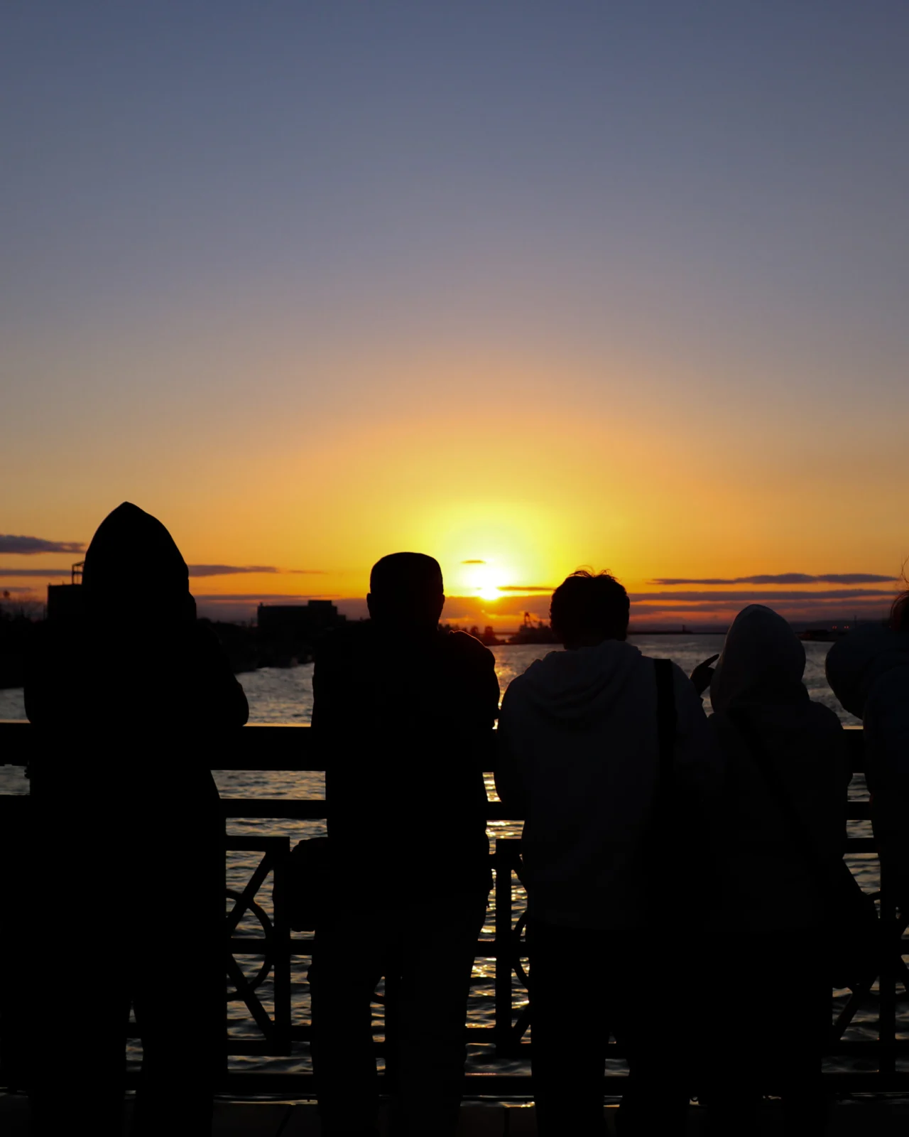 幣舞橋から夕陽を望む